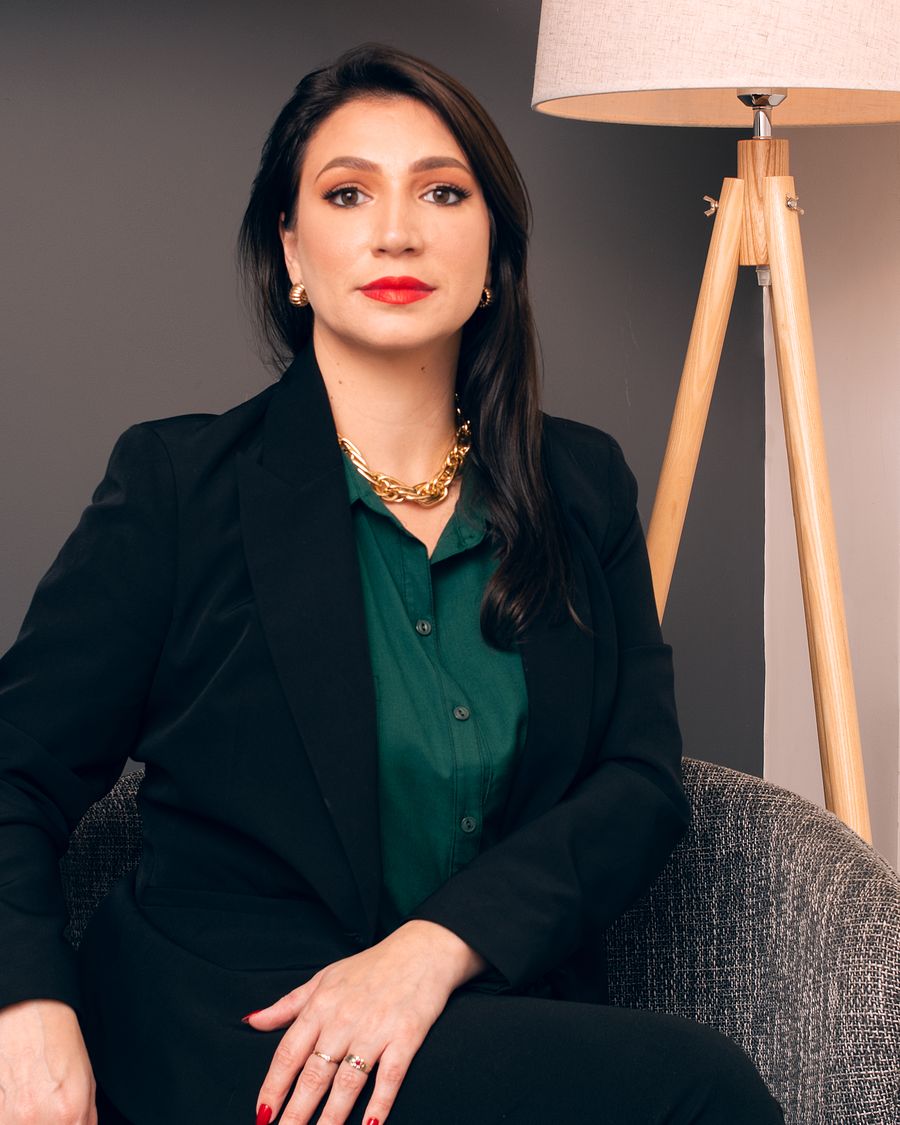 Dra. Adriana Demari em seu escritório em Joinville