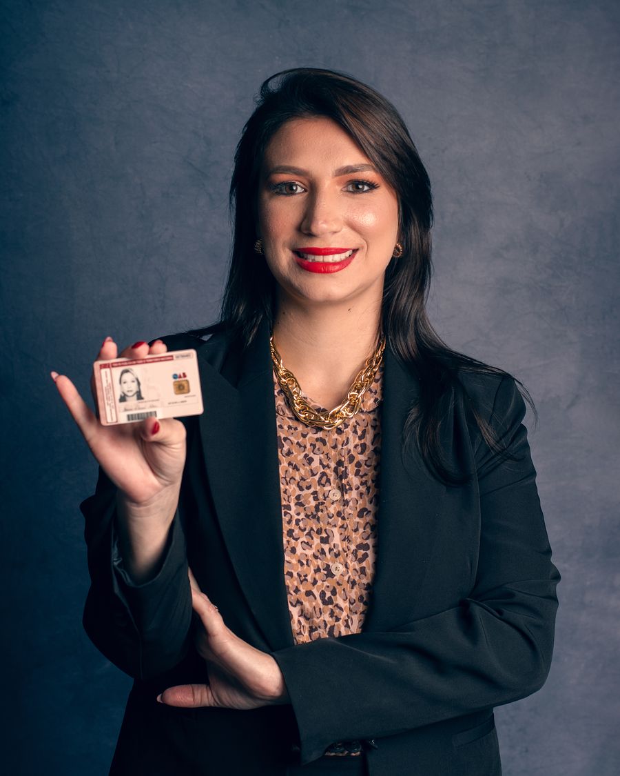 Dra. Adriana Demari com a carteira da OAB
