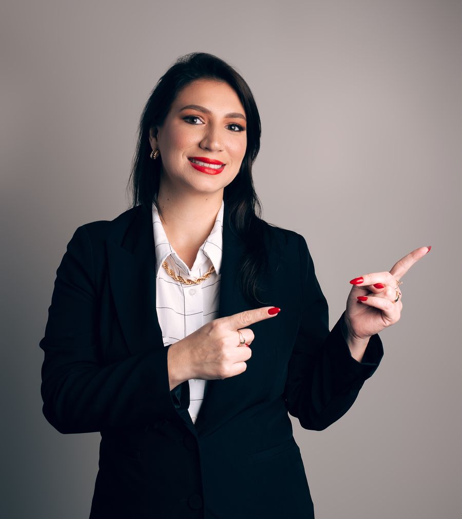 Dra. Adriana Demari indicando a lista de direitos trabalhistas
